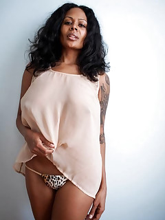 Ebony Milf Lingerie - Black pussy pics and naked ebony girls updated daily.